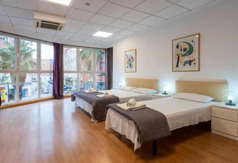 اتاق سه‌نفرۀ استاندارد با سرویس بهداشتی بیرون از اتاق, Suites Rooms Valencia