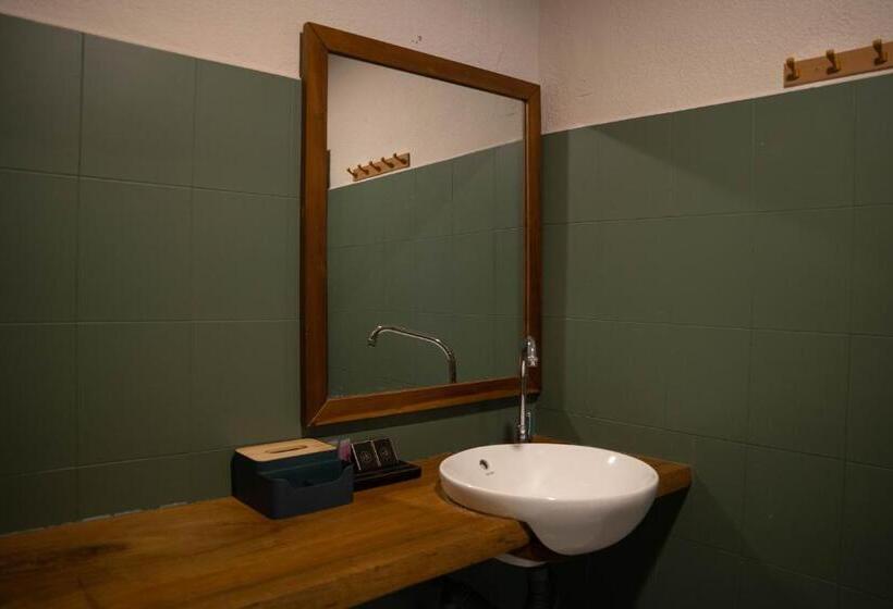 Номер Стандарт Трехместный, Room V @ Jalan Sultanah Near Bus Stop Batu Pahat