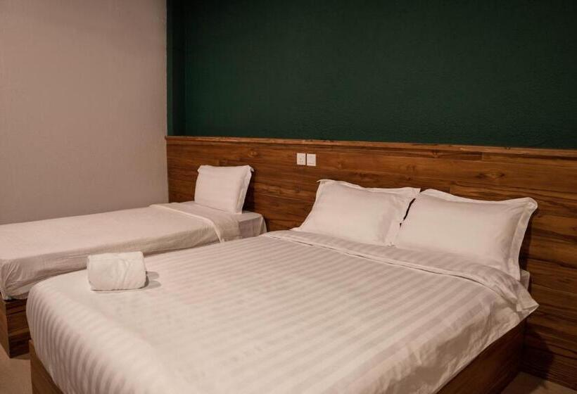 Номер Стандарт Трехместный, Room V @ Jalan Sultanah Near Bus Stop Batu Pahat
