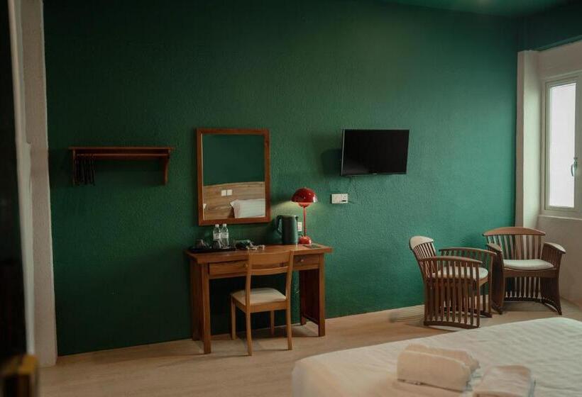 Семейный Номер Superior, Room V @ Jalan Sultanah Near Bus Stop Batu Pahat
