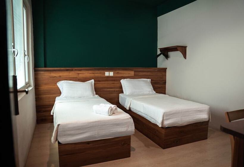 Номер Стандарт, Room V @ Jalan Sultanah Near Bus Stop Batu Pahat