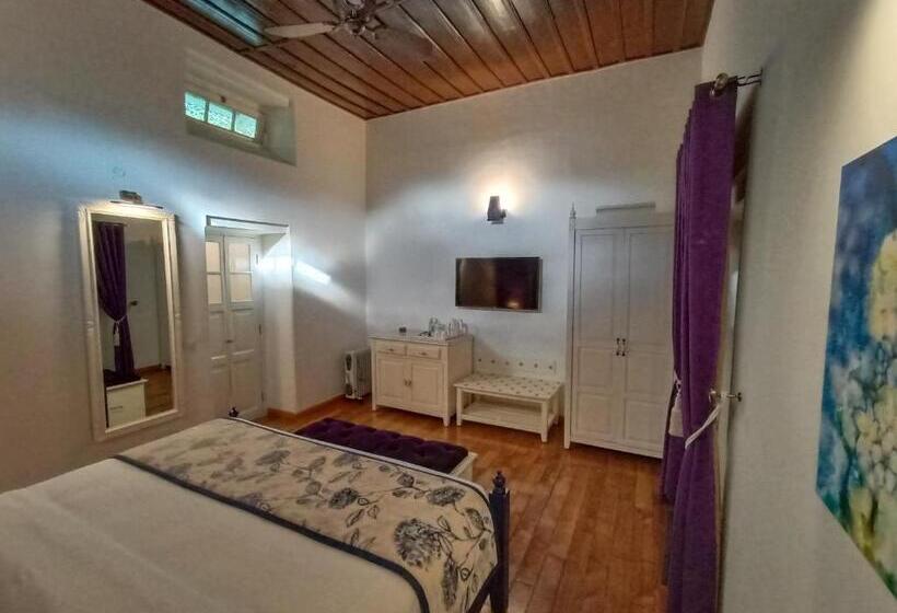 اتاق لوکس, Pine Retreat Mallroad