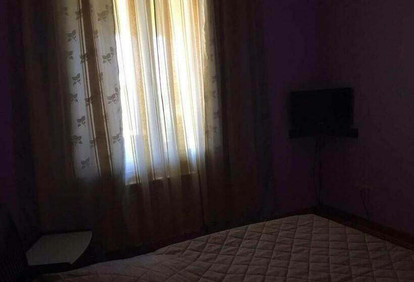 اتاق استاندارد با بالکن, George's House
