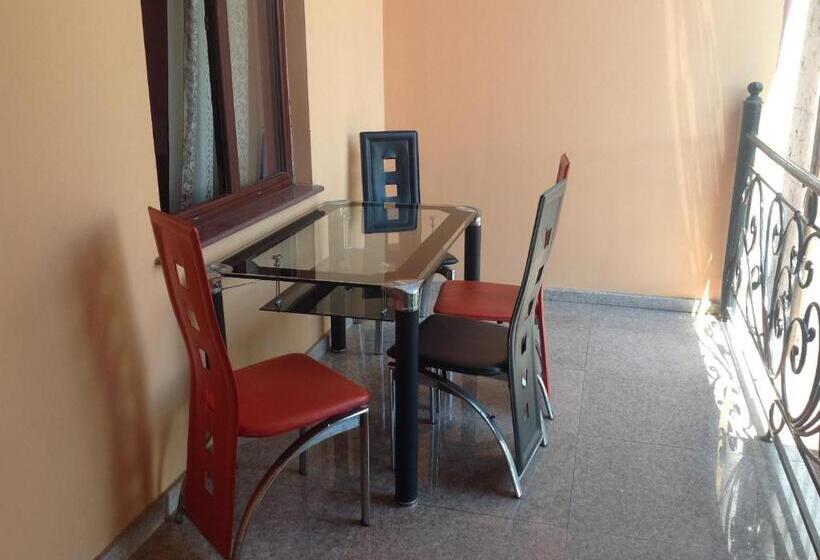 سوئیت با بالکن, George's House