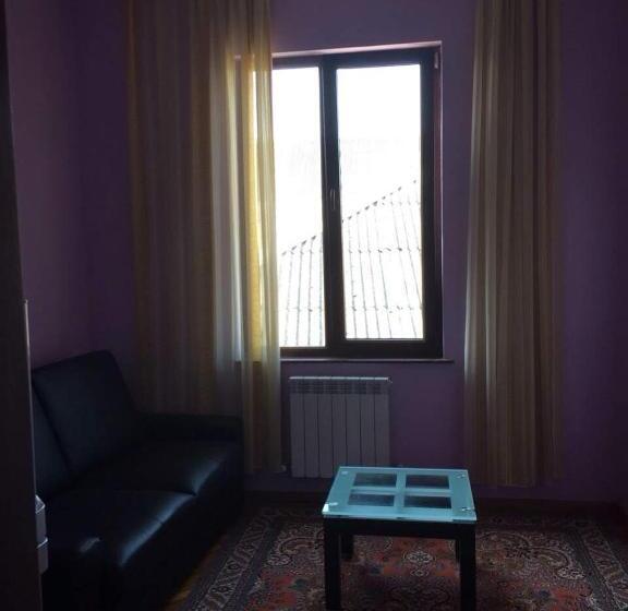 سوئیت با بالکن, George's House