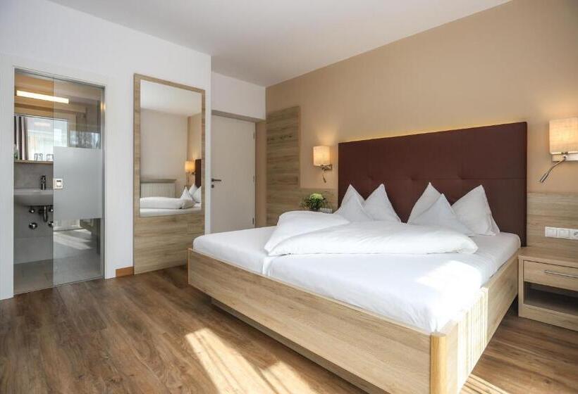 Номер Стандарт с Балконом, Lingers Suites & Residence
