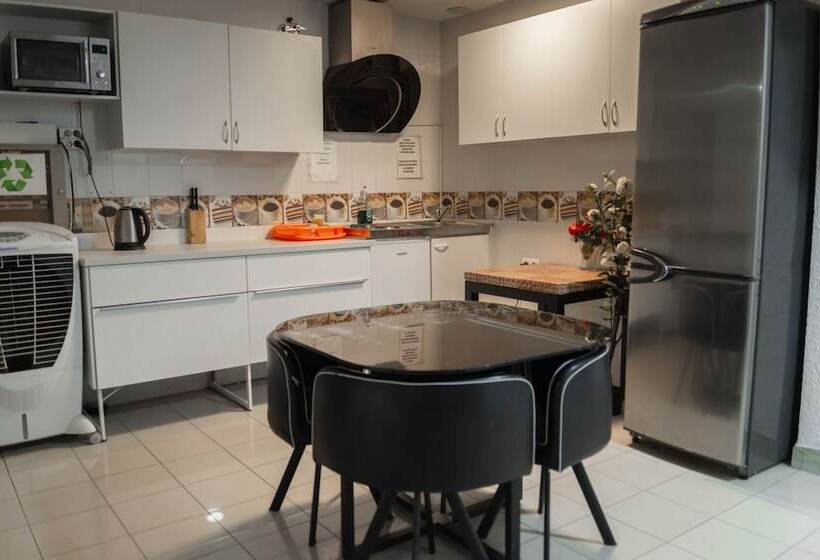 Трехместный Номер Стандарт Совместная Ванная, Go Bcn Hostal Ideal Badal   Hostel