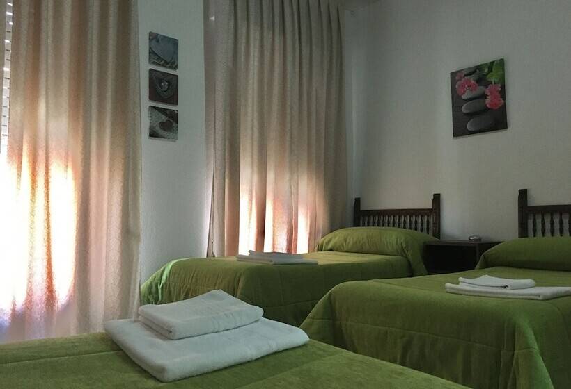 Номер Стандарт Трехместный, Hostal Santa Barbara