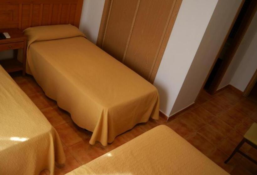 Номер Стандарт Трехместный, Hostal Restaurante Bustos
