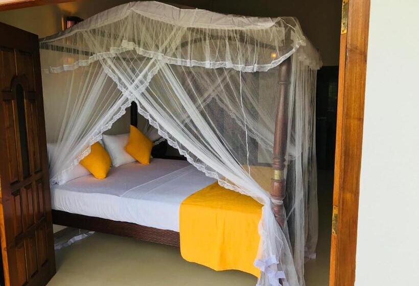 اتاق لوکس با بالکن, Neli Guests House
