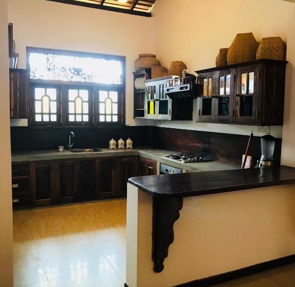 اتاق لوکس با بالکن, Neli Guests House