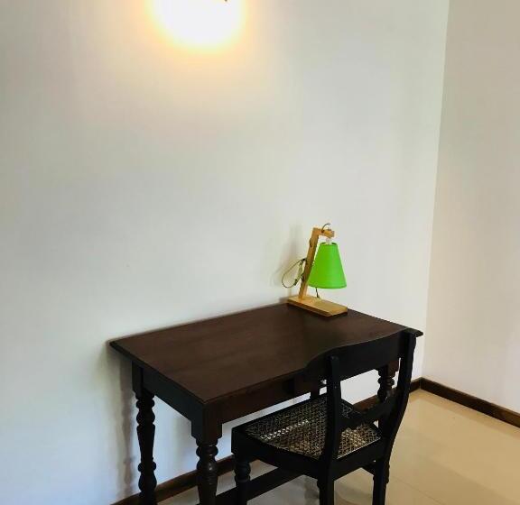 اتاق اکونومی, Neli Guests House