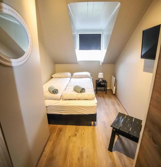 اتاق پایه با سرویس بهداشتی مشترک, Lava Guesthouse
