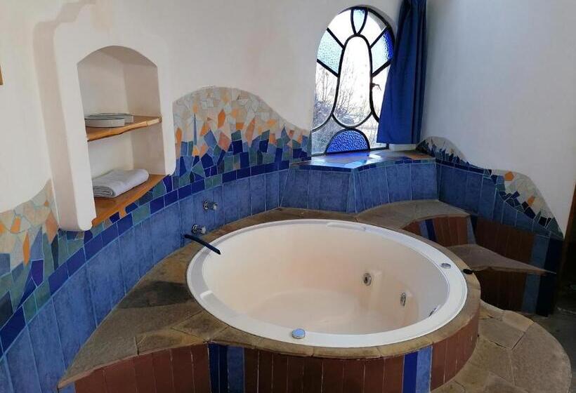 سوییت لوکس, Hostal Las Olas