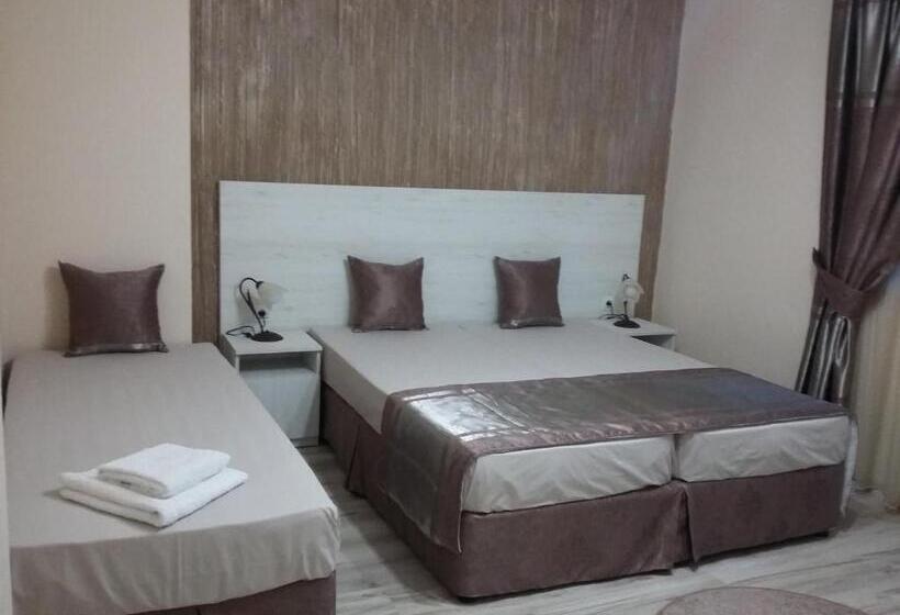 اتاق استاندارد سه تخته با بالکن, Guest House Adriya