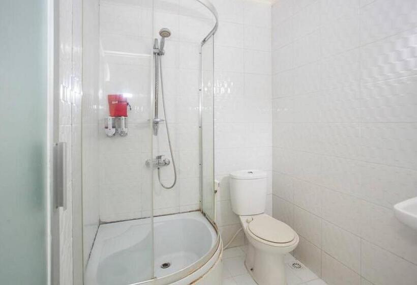 Номер Deluxe, Reddoorz Near Juanda International Airport