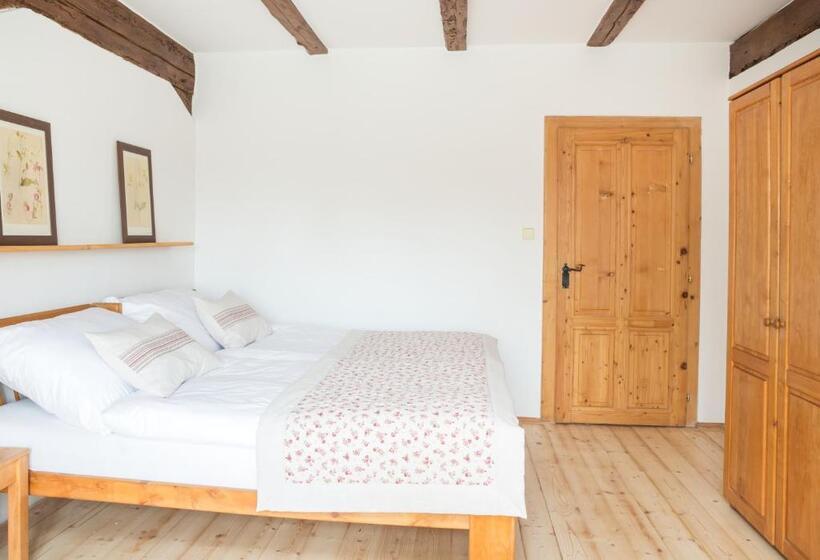 Economy Triple Room, Penzion Dvorce