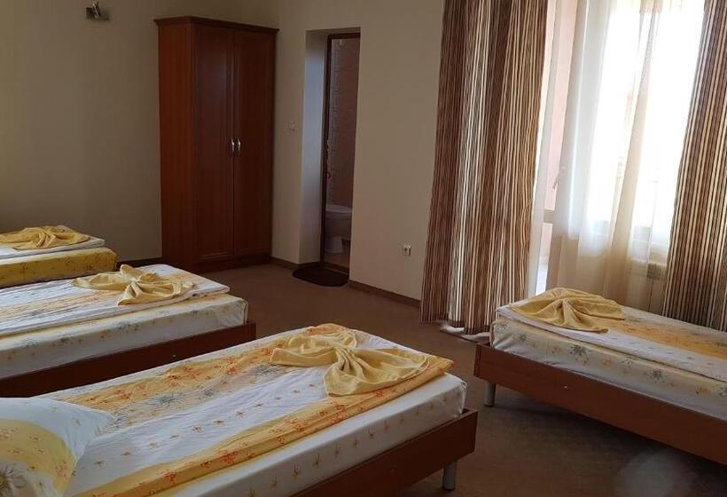 חדר לארבעה סטנדרטי עם נוף לגינה, Guest House Markovi Aheloy