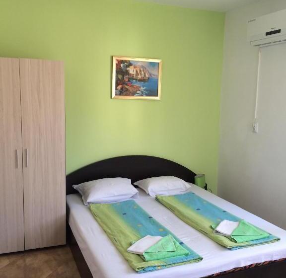 غرفة قياسية مزوَّدة بشُرفة, Guest House Yanina
