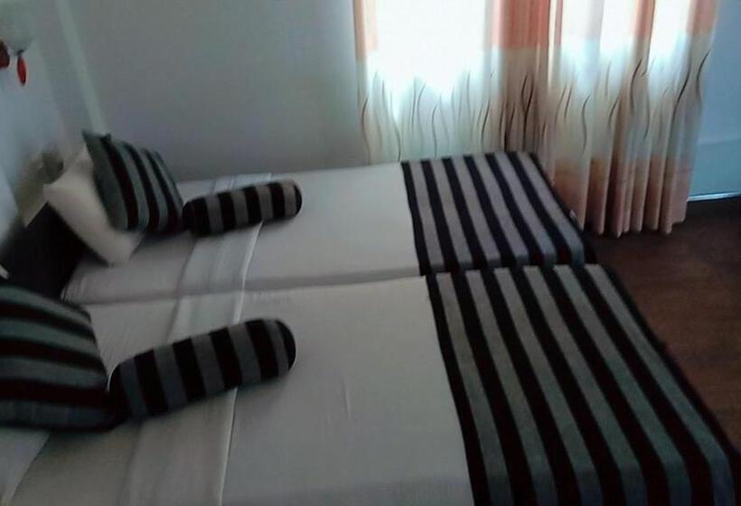 Номер Стандарт с Балконом, Shadow Inn Ella