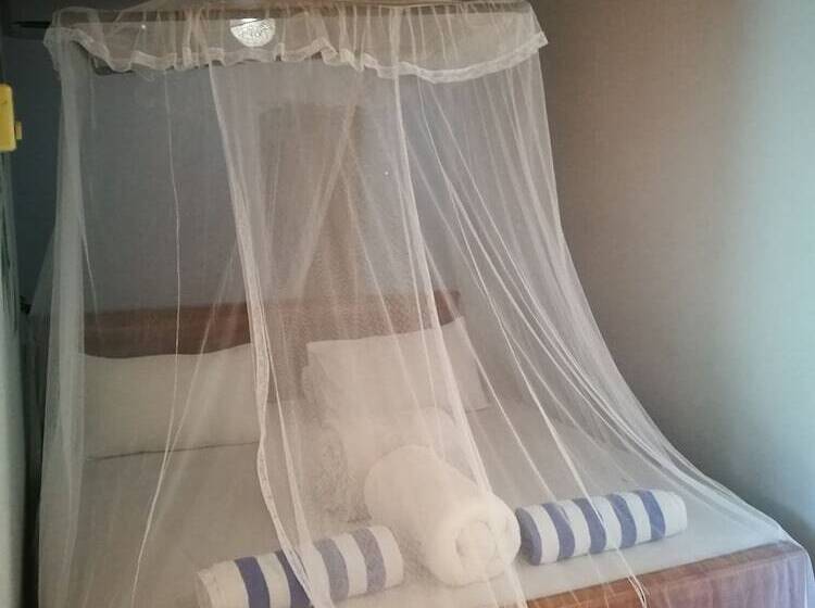 اتاق لوکس سه تخته, Frangipani Beach Villa