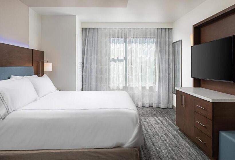带大床的套房, Even Hotel Alpharetta   Avalon Area, An Ihg