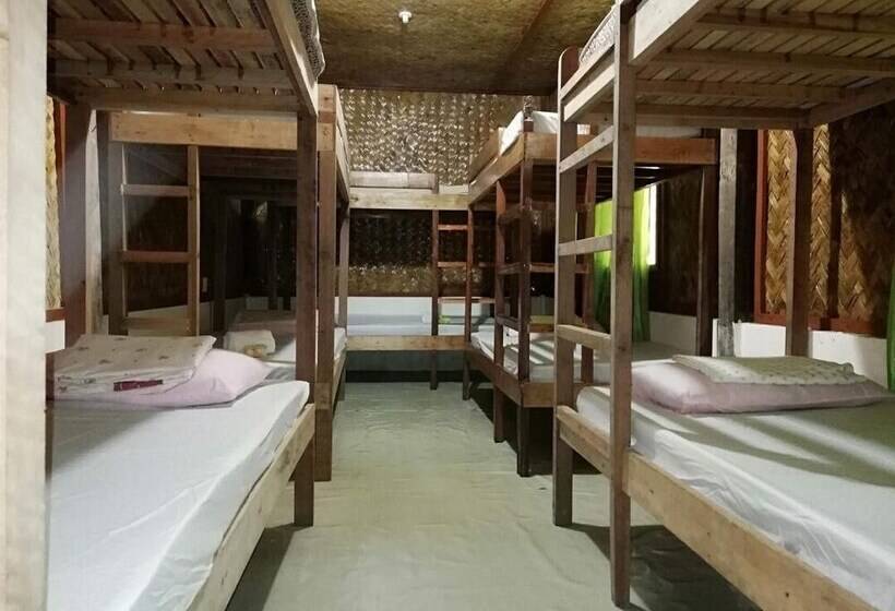 공용 욕실 구비 공동 객실 내의 침대, Pangulatan Beach Resort