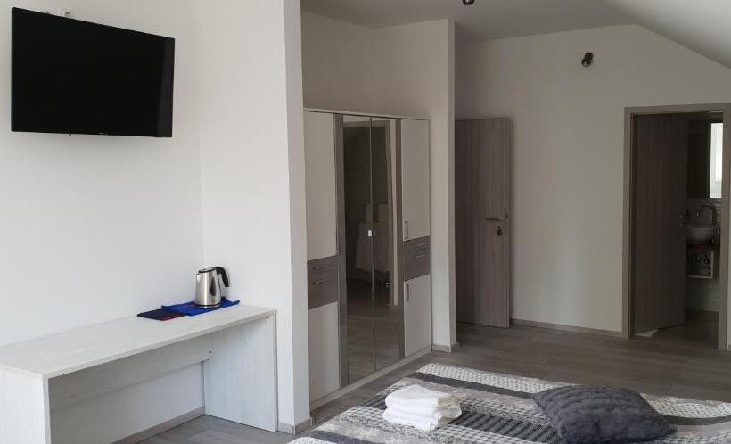 اتاق استاندارد با بالکن, Ke To Zagreb Airport Rooms
