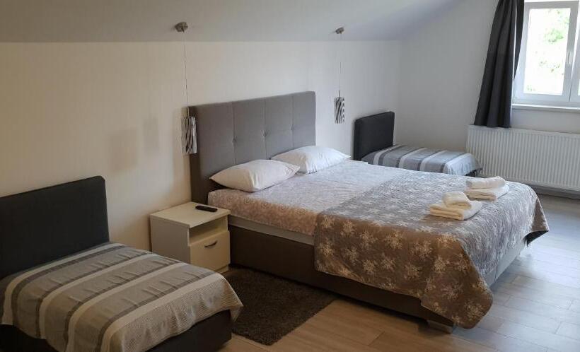 اتاق استاندارد با بالکن, Ke To Zagreb Airport Rooms