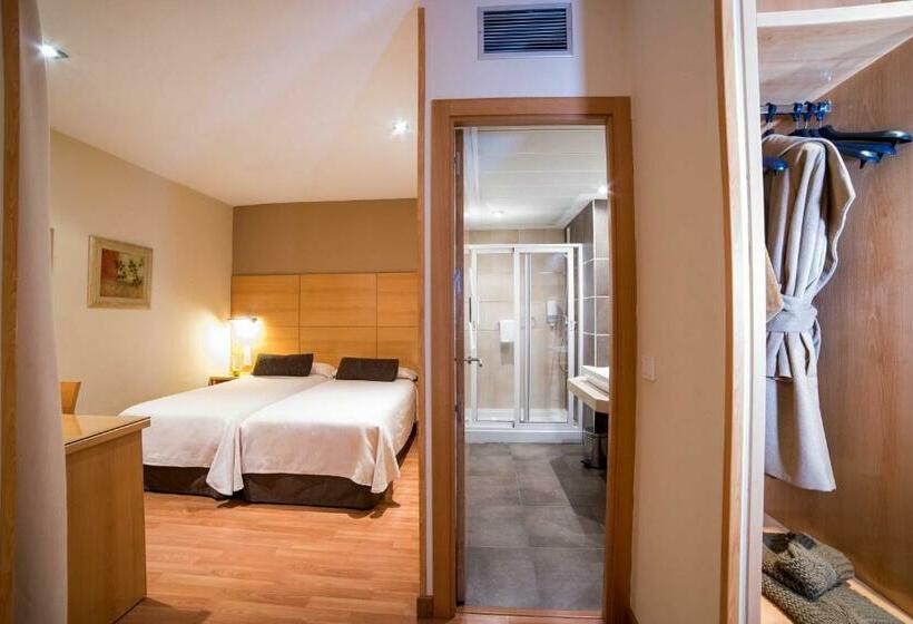 Habitación Triple Estándar, Serrano