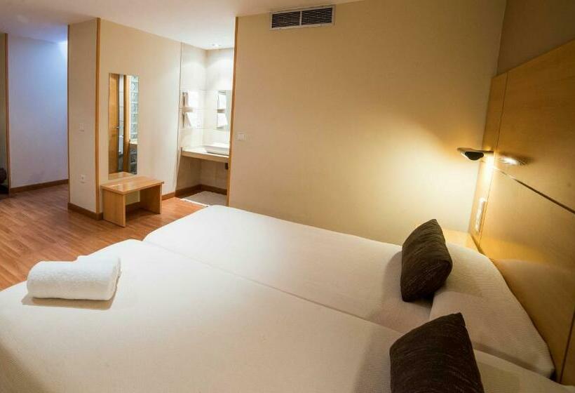 Habitación Triple Estándar, Serrano