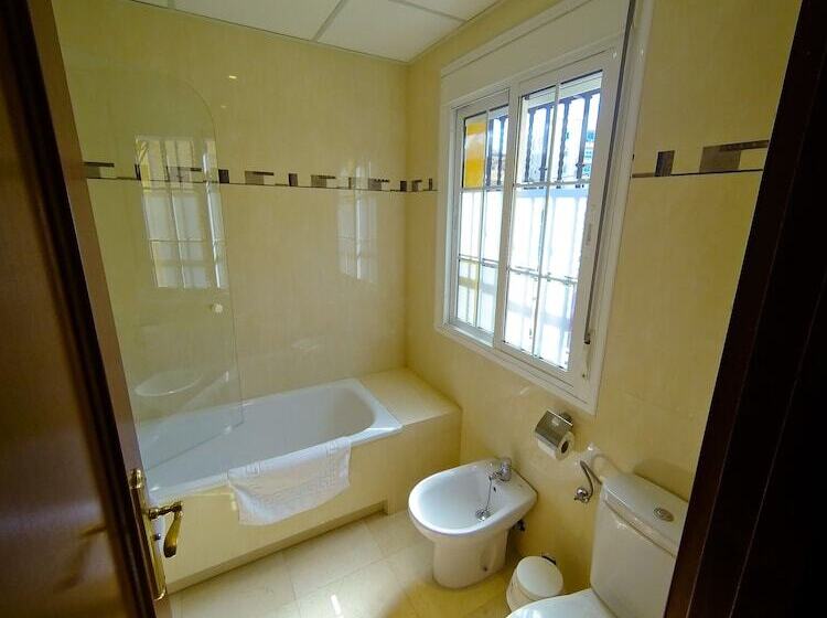 اتاق استاندارد سه نفره, Hostal La Muralla