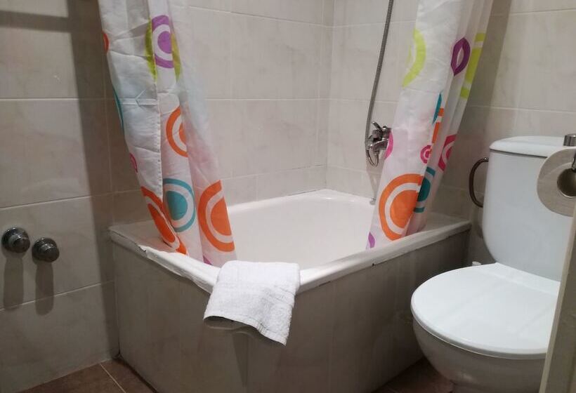اتاق استاندارد سه نفره, Hostal Lesseps
