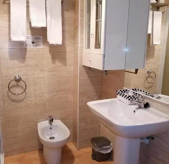 스탠다드 트리플 룸, Hostal Adelia