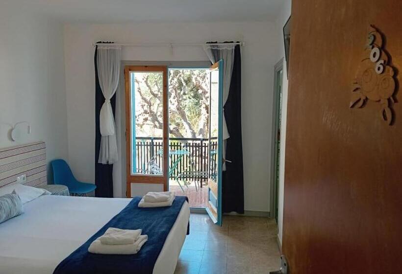 Номер Стандарт Вид на Бассейн, Hostal Santa Gemma