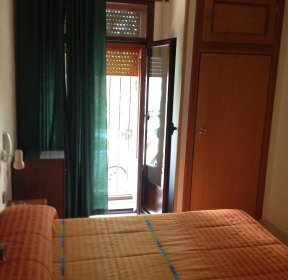 Номер Стандарт Индивидуальный, Hostal Cervantes