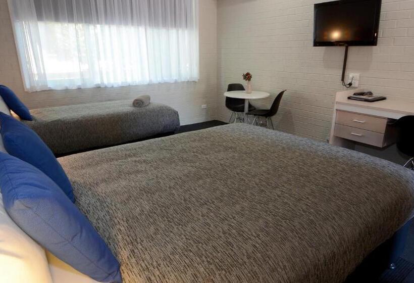 이코노미 트리플 룸, Central Deborah Motel