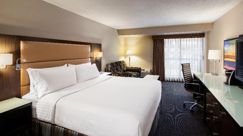 キングサイズベッドのスタンダードルーム, Holiday Inn & Suites Vancouver Downtown, An Ihg