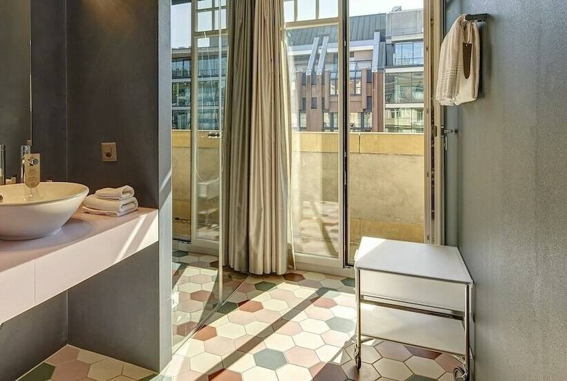 Quarto Superior com Sacada, Anker Luzern