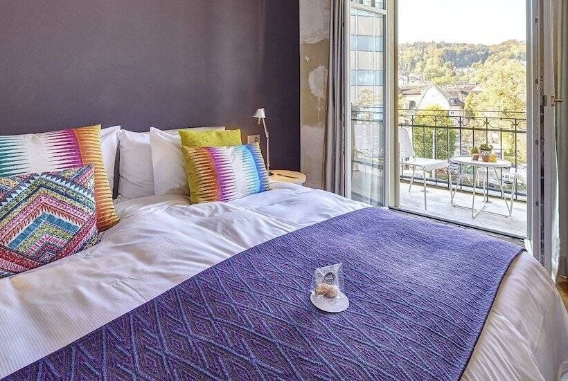 Quarto Superior com Sacada, Anker Luzern