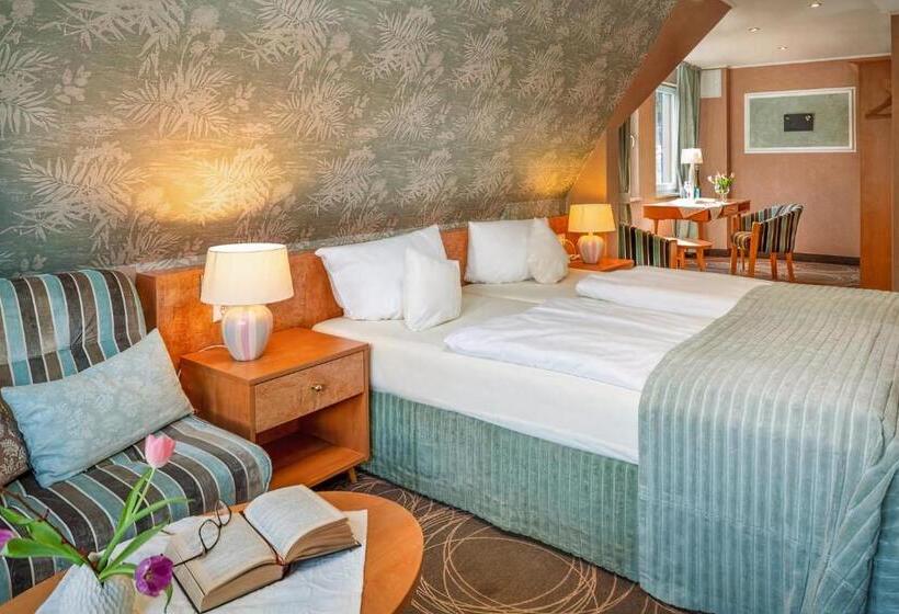 Junior suite with river view, Weinhotel Landsknecht