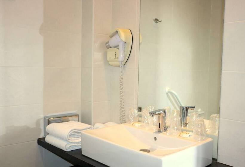 Семейный Номер, Best Western Le Cheval Blanc  Vue Sur Le Port Plein Centre Ville