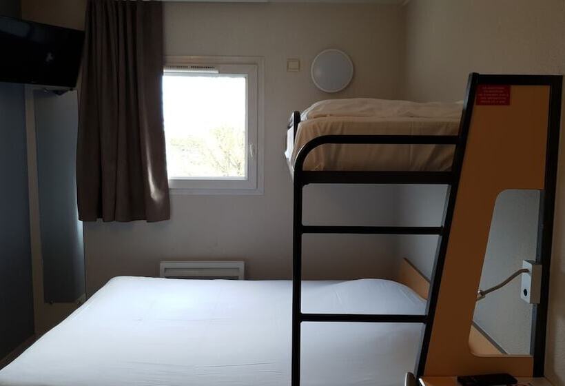 Номер Стандарт Трехместный, Welcomotel Coignières