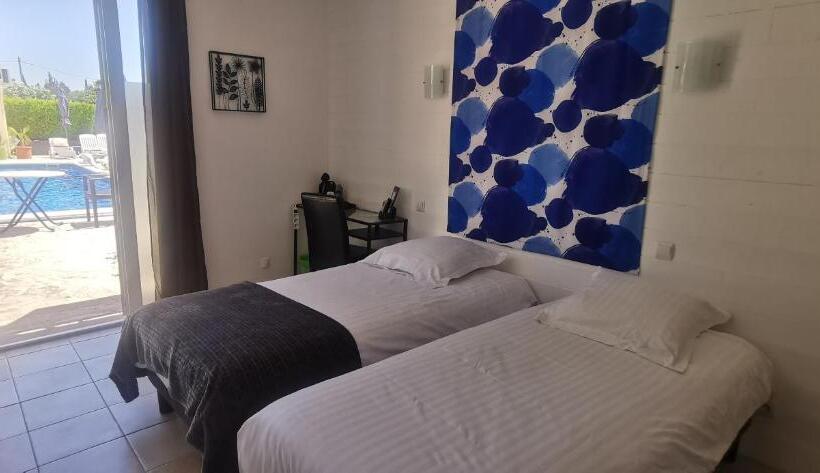 Comfort room with terrace, Le Mas Des Amandiers