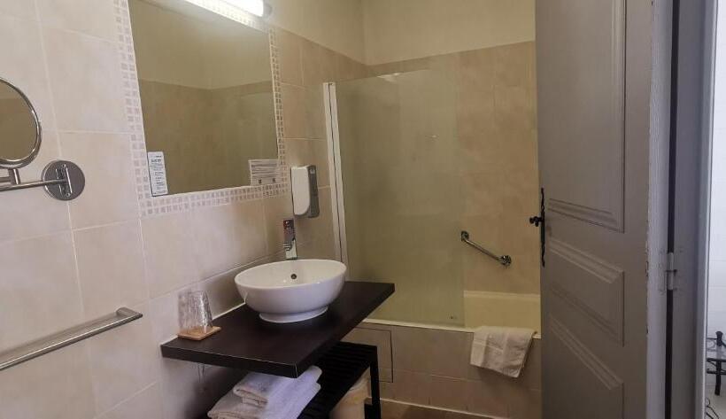 Comfort room with terrace, Le Mas Des Amandiers