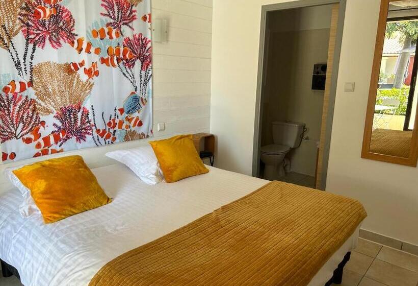 Comfort room with terrace, Le Mas Des Amandiers