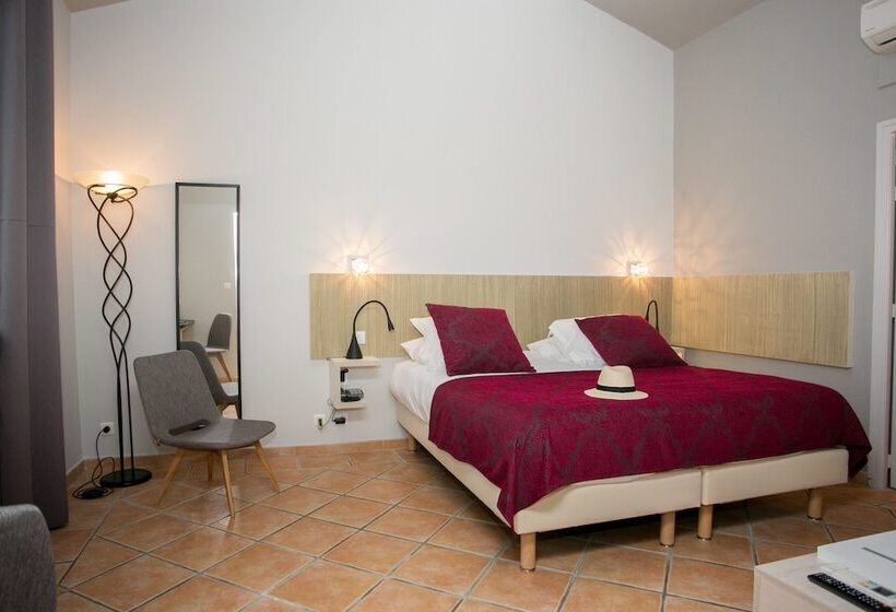 Номер Комфорт, Le Relais Des Trois Mas