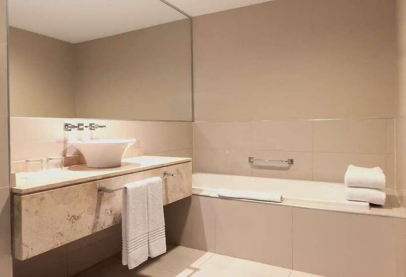 اتاق اجرایی با تخت بزرگ, Conrad Hong Kong