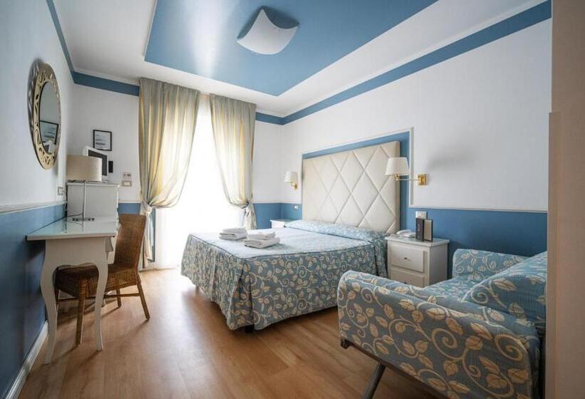 Cameră triplă standard cu vedere la mare dinspre lateral, Le Soleil