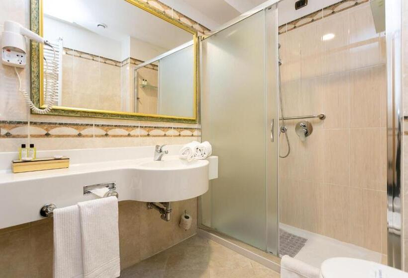 带大床的豪华间, Mirage Sure Hotel Collection By Best Western